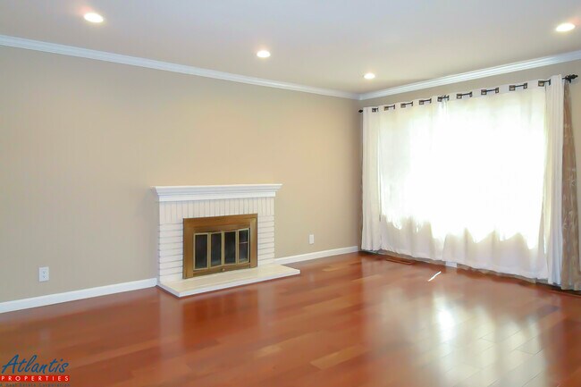 Building Photo - Beautiful Home | Brazilian Hwd Floors | Remodeled Kitchen | A/C