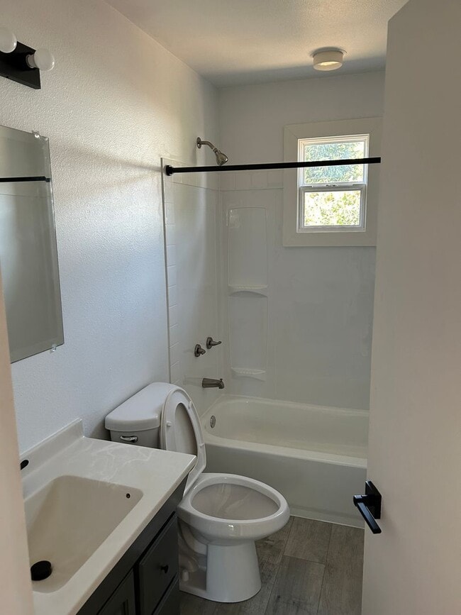 Building Photo - Updated Three Bed One Bath House Eureka