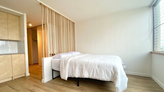 Building Photo - Renovated Studio - Utilities INCLUDED Avai...