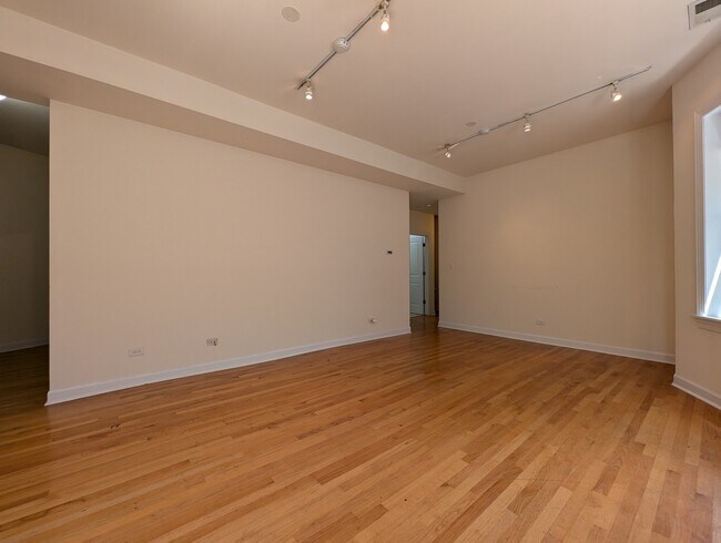 Building Photo - 4715 N Sheridan Rd