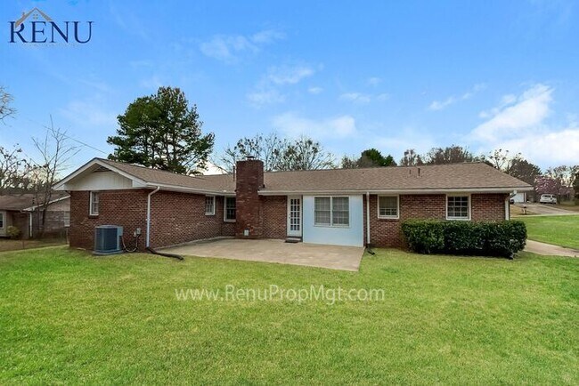 Building Photo - Now available 3 bedrooms 2 baths!