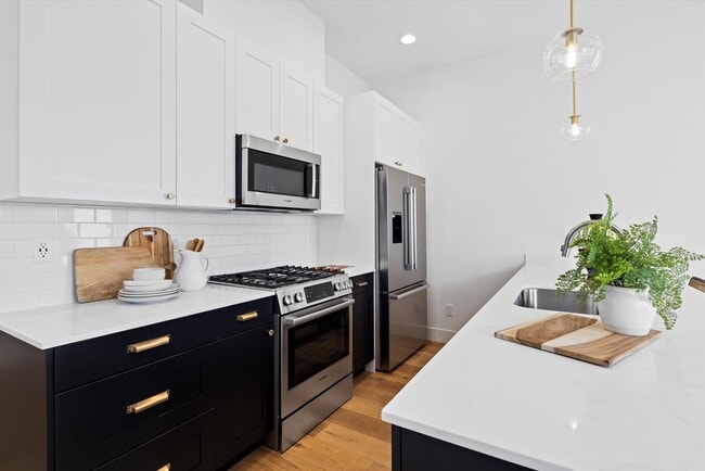 Building Photo - Bright & Charming 2bed/2bath Townhome in P...