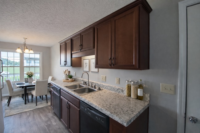 Building Photo - MOVE -IN SPECIAL $500 OFF