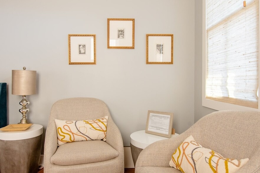 Building Photo - 716 Valence St