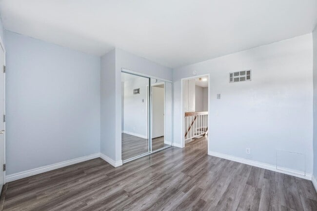 Building Photo - 267 S Ventura Rd