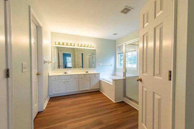 Building Photo - 3985 Shallowford Green Ct