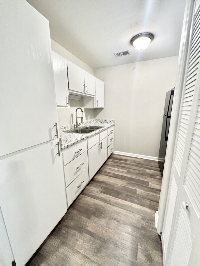 Building Photo - 601 Skyview Dr