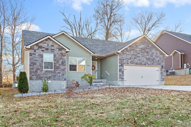 Building Photo - Country feel in the City.  Sharp 3 bed 2 bath.  Close to Fort Campbell.