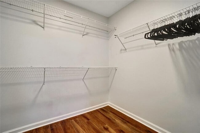 Building Photo - 702 Surrey Park Pl SE