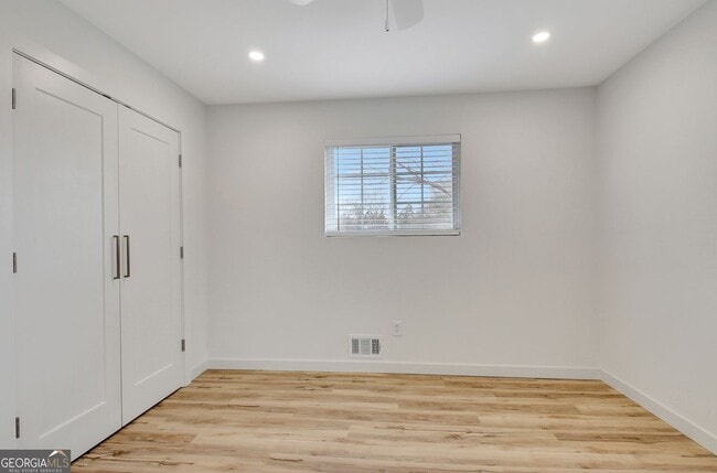 Building Photo - 183 Pine St NE