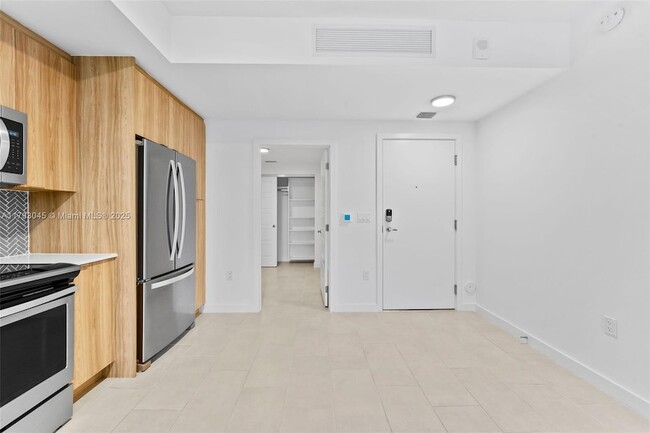 Building Photo - 2150 N Bayshore Dr