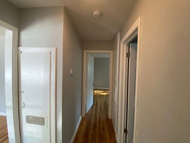 Building Photo - $795- 2 bed 1 bath - Spacious Duplex