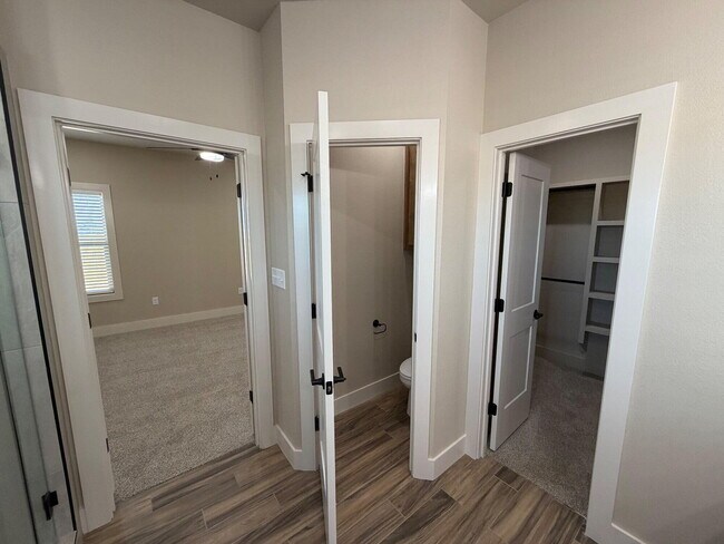 Building Photo - 406 Essex Ln