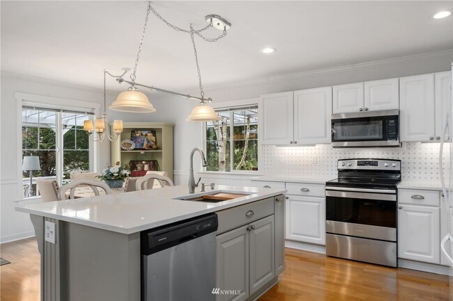 Building Photo - Spacious 5-Bedroom Home with Backyard Oasi...