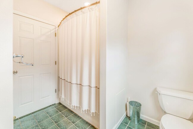 Building Photo - Asheville Rental!