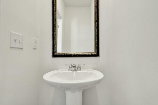 Building Photo - 5010 Highwood Dr