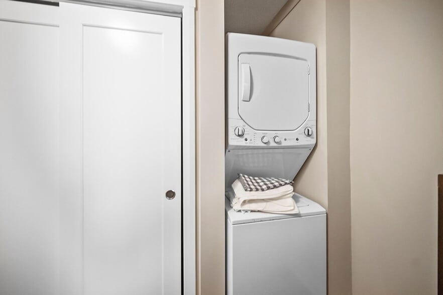 Building Photo - 472 Commercial St