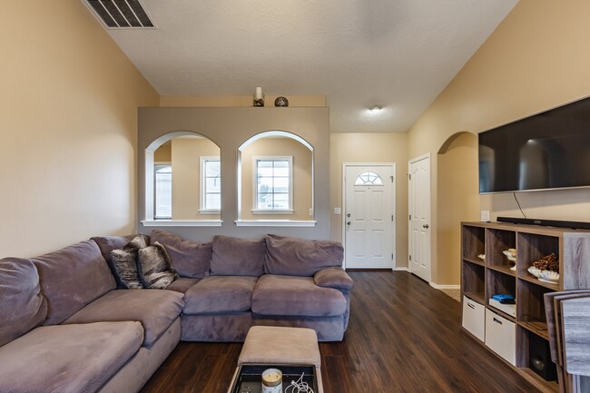 Building Photo - Modern and Updated 3bd/2b Home for Rent in...