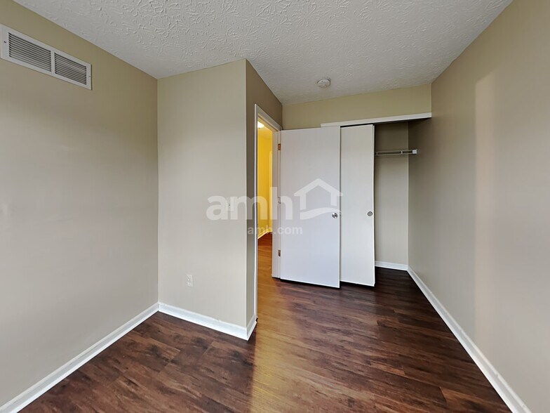 Building Photo - 1216 Walker Springs Dr