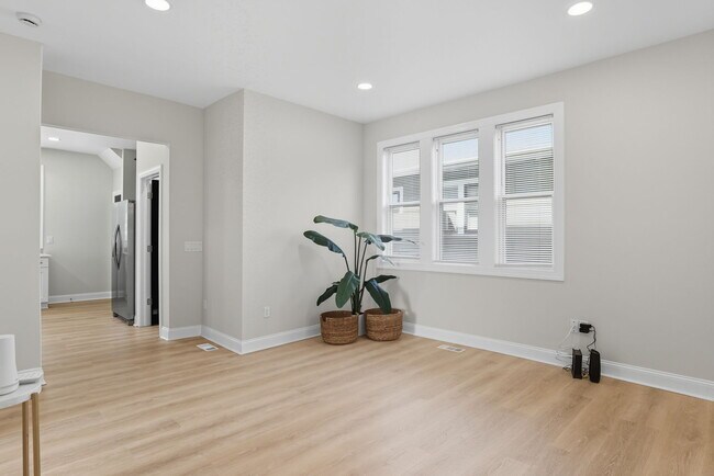 Building Photo - 136 S Spencer Ave