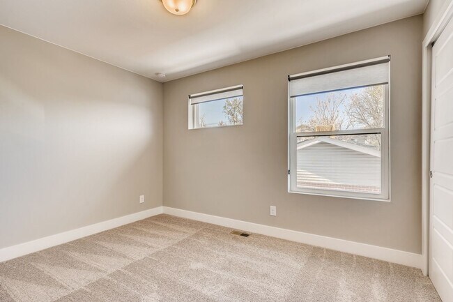 Building Photo - Beautiful Half Duplex for Rent