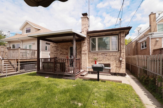 Building Photo - 5712 N Avondale Ave