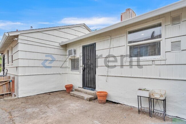 Building Photo - Unit 5