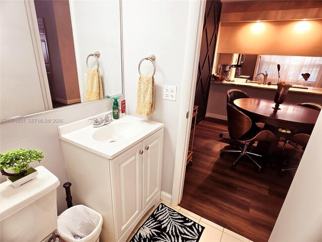 Building Photo - 1931 Hartford Ct