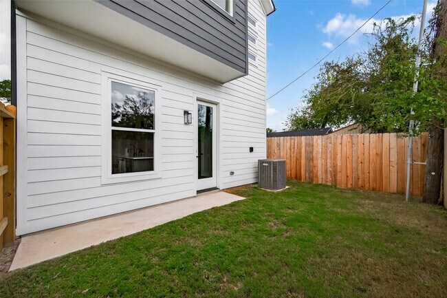 Building Photo - 2475 Carmel St