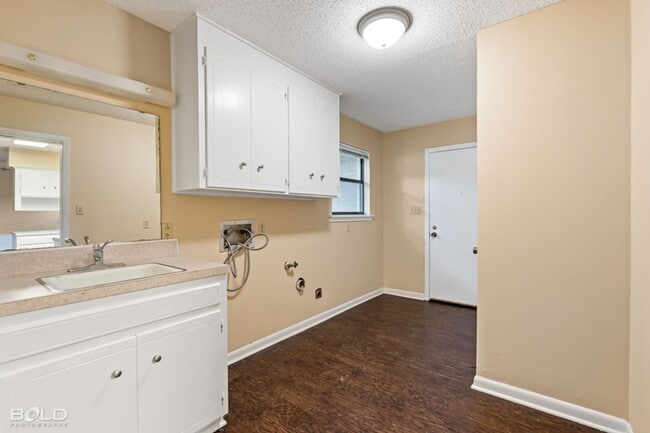 Building Photo - 1502 Suburbia Dr