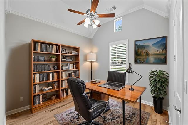 Building Photo - 700 Silver Lake Dr