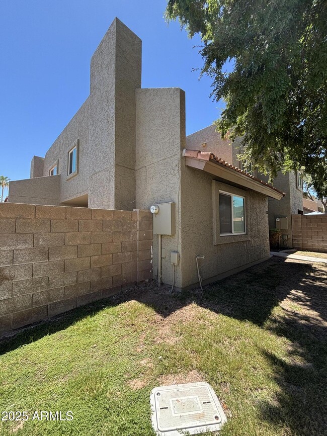 Building Photo - 222 W Brown Rd