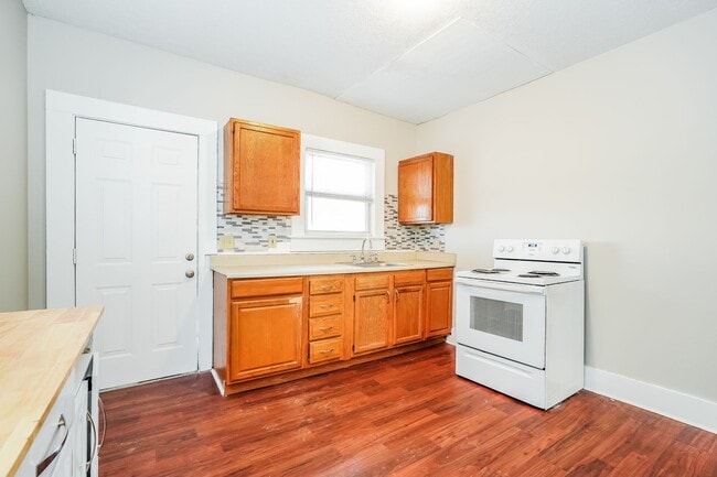 Building Photo - Three Bedroom One Bathroom Double