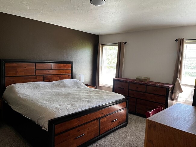 Building Photo - Furnished 3-Bedroom Home in Quiet Victor N...