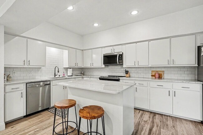 Building Photo - 12368 Montego Plaza