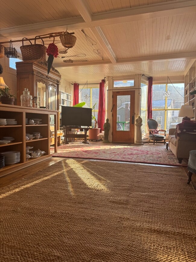 Building Photo - 3 Meadow St