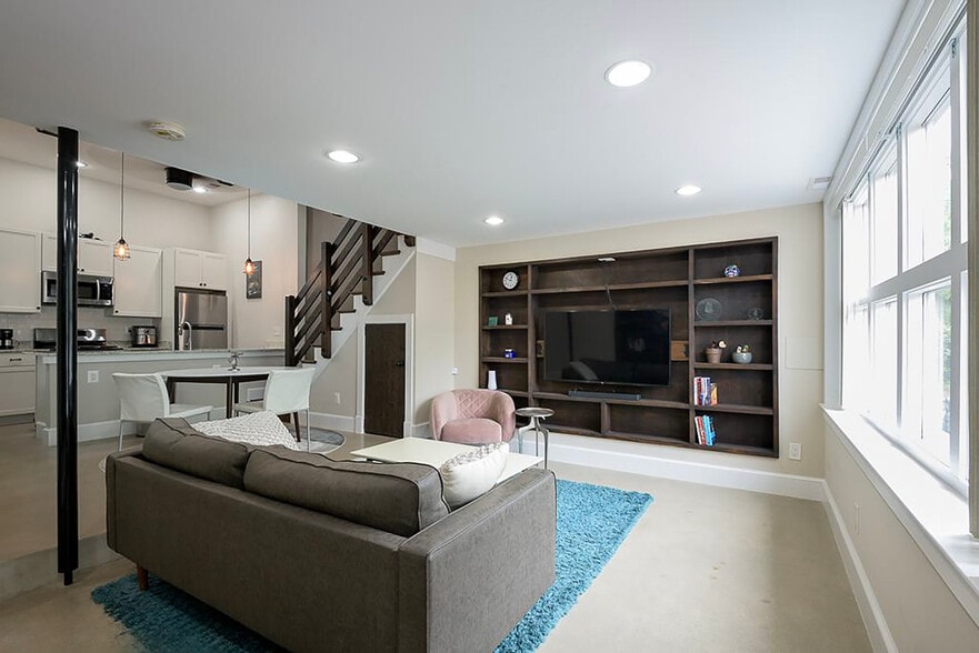 Building Photo - 717 F St NE