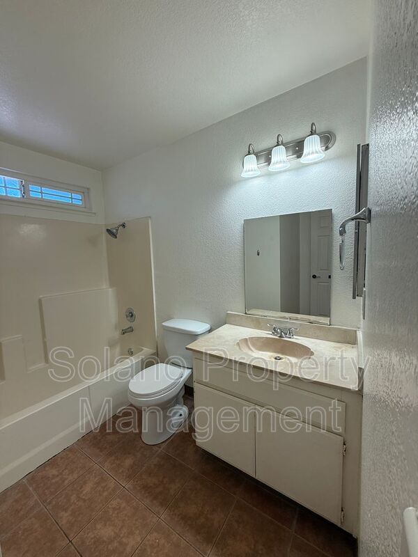 Building Photo - 2735 Applewood Dr