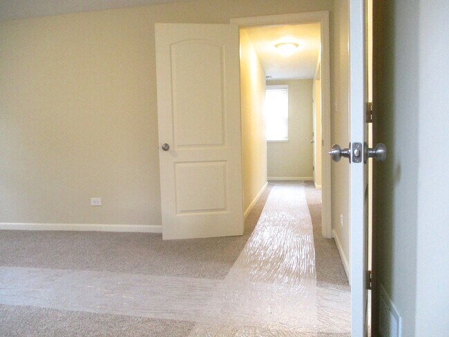 Building Photo - 448 Midway Dr