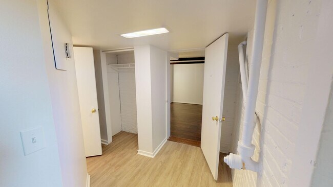 Building Photo - Charming Apartment Near Wash Park