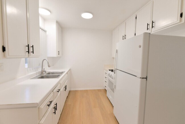 Building Photo - 306 Avenida Granada