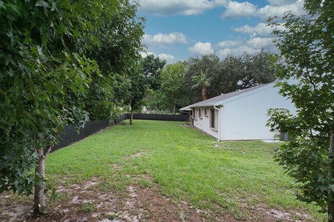 Building Photo - 400 SW Ruffner Ct