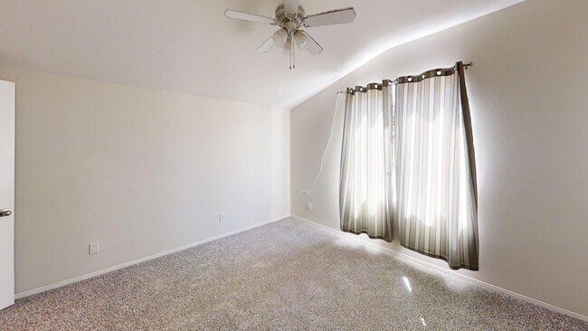 Building Photo - 4 bedroom 3 bath Fairway Canyon Home