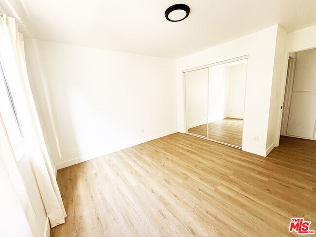 Building Photo - 5440 Carlton Way