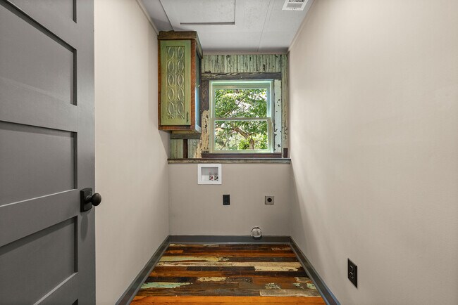 Building Photo - 953 W Shadburn Ave