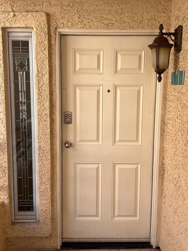 Building Photo - Fully furnished (Short Term Available) / Guard Gated / Walking Distance to LV Strip