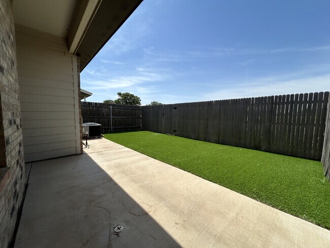 Building Photo - A 2 Bedroom, 2 Bath waiting to be called y...