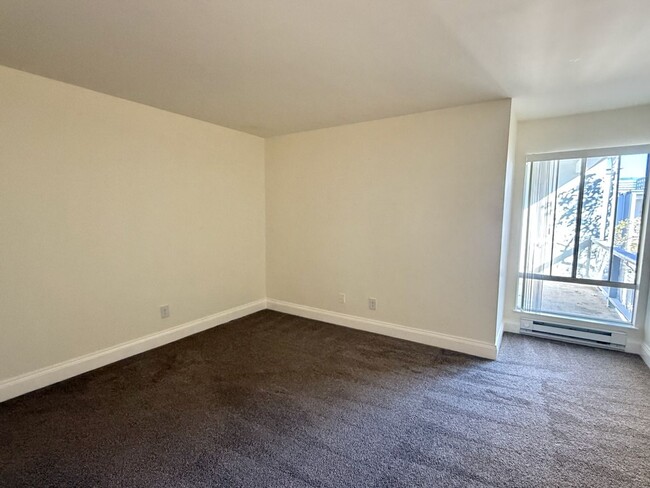 Building Photo - TOP FLOOR 1 BEDROOM with RESORT AMENITIES ...