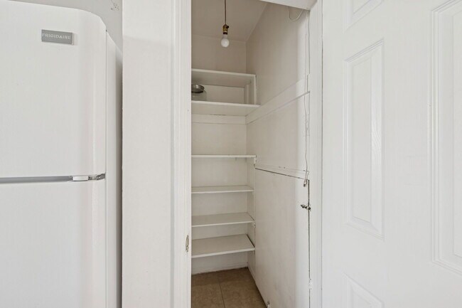 Building Photo - 1556 S Beverly Glen Blvd