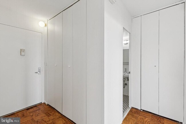 Building Photo - 220 Locust St